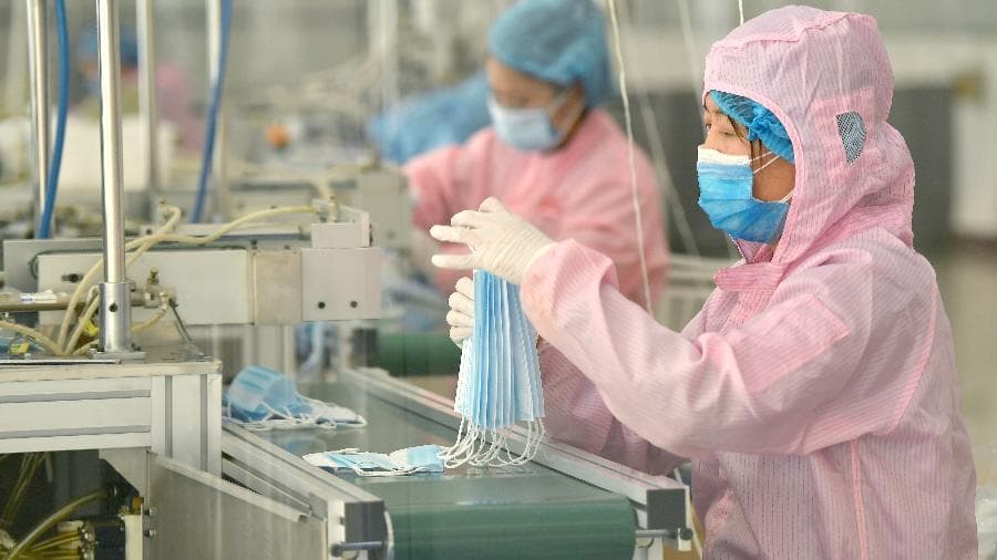 Na pandemia, China exporta em máscara o que Brasil vende em soja e carne
