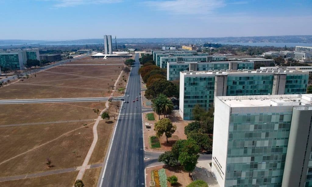 Corte de supersalários, com potencial de gerar até R$ 15 bilhões, pode financiar o Renda Cidadã