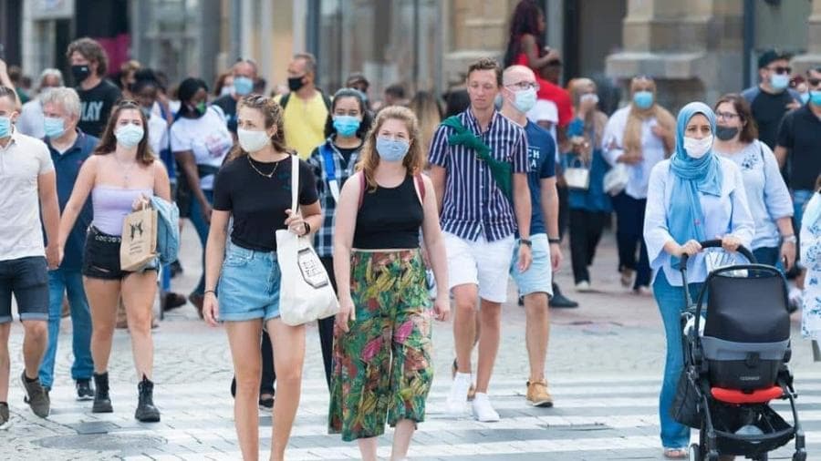 Internações por covid-19 atingem níveis recordes em 14 países europeus