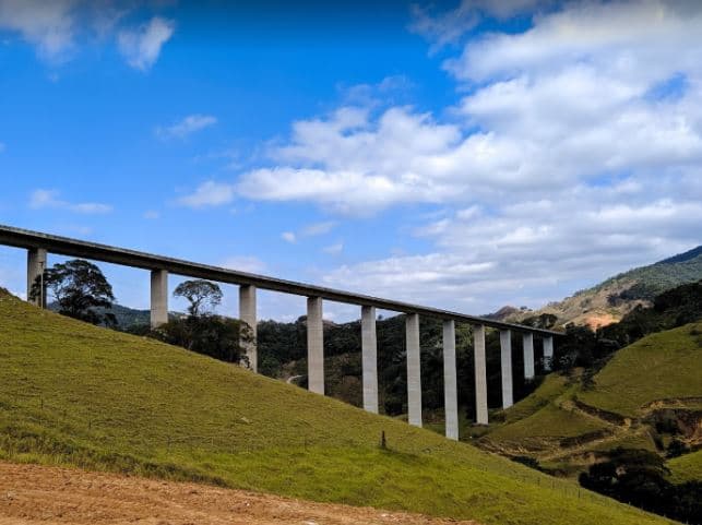 Empresário de 25 anos morre após pular de bungee jump de 100 metros de altura