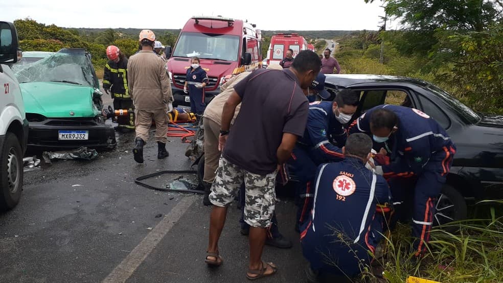 Carros batem de frente na BR-101, na Grande Natal, e 5 pessoas ficam feridas