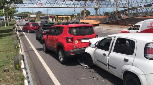 FOTO: Engavetamento com 5 carros causa congestionamento na BR-101 em Natal