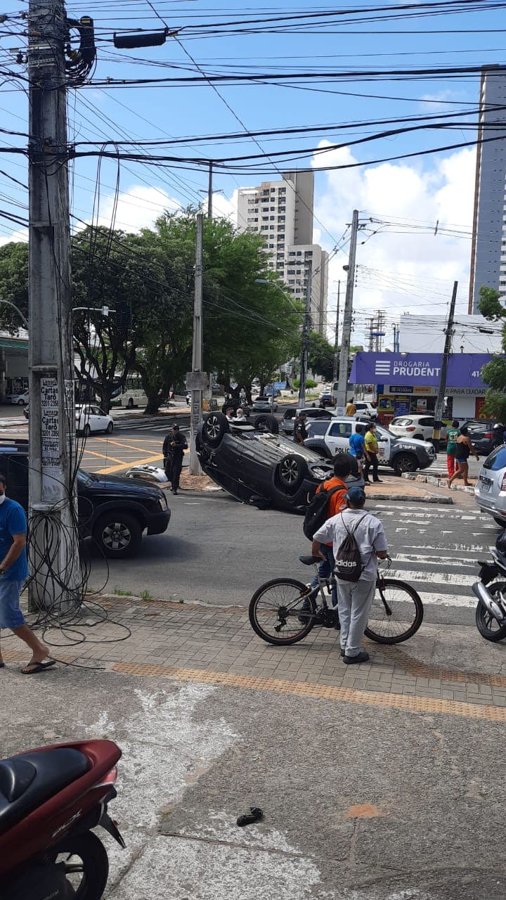 FOTO: Carro capota em cruzamento da Prudente de Morais com a Nascimento de Castro