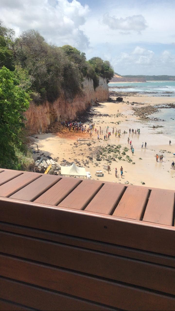 Parte de falésia desmorona em Pipa e mata três
