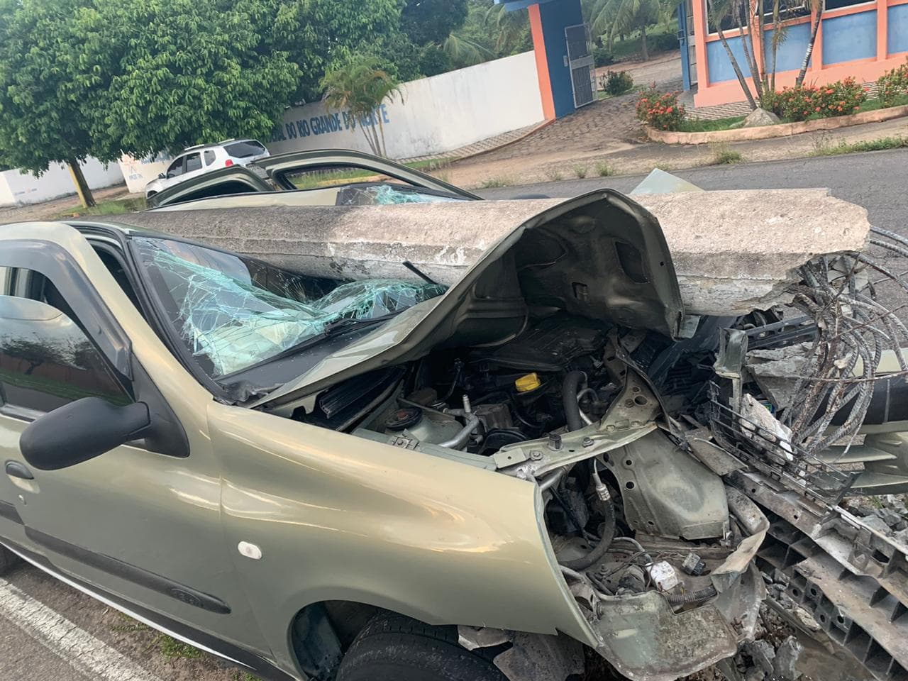 FOTOS E VÍDEO: Carro fica destruído após colisão em poste na Rota do Sol; motorista é socorrido