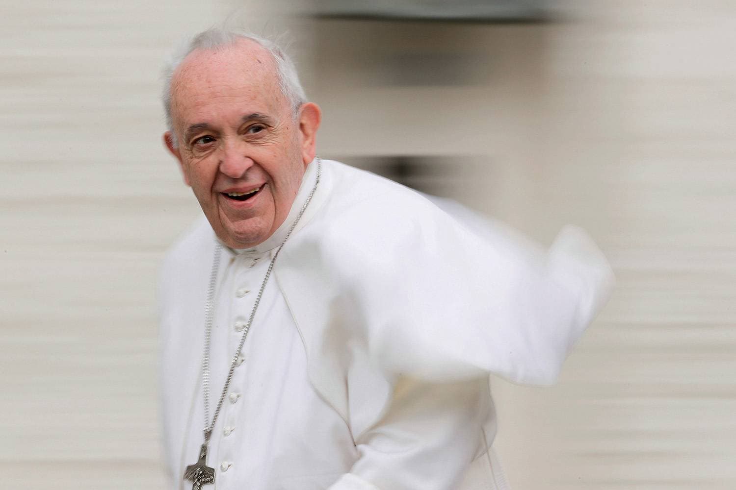 Diabo, aborto, crise econômica, abuso sexual, protestos: o papa Francisco se revela em livro