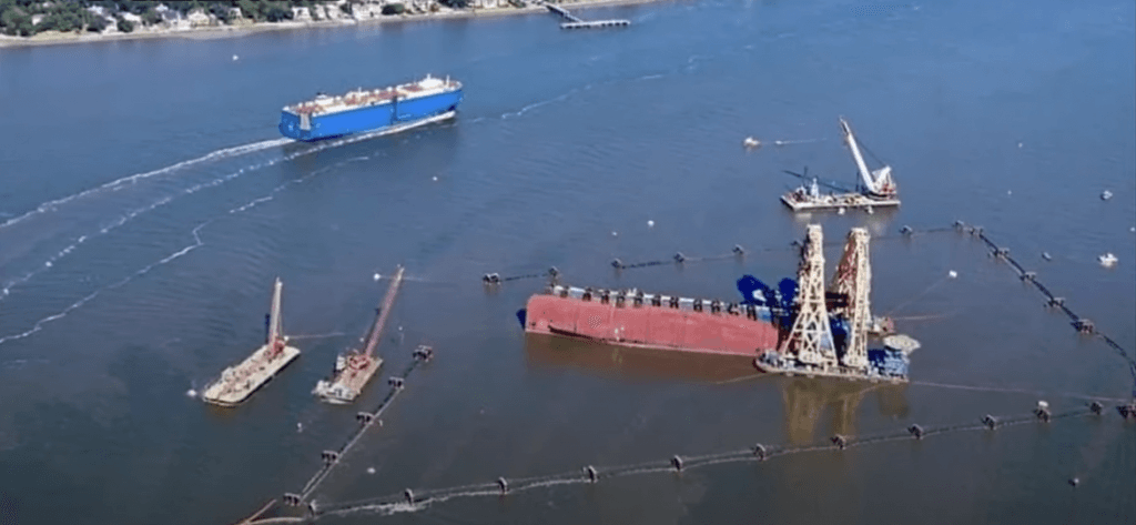 Começa fatiamento de navio tombado com 4 mil carros; equipe prevê explosões