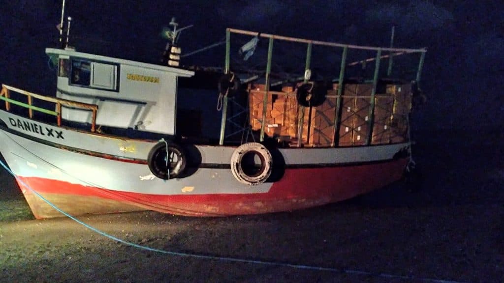 Polícia Militar apreende cerca de 500 caixas de cigarros contrabandeados em barco encalhado