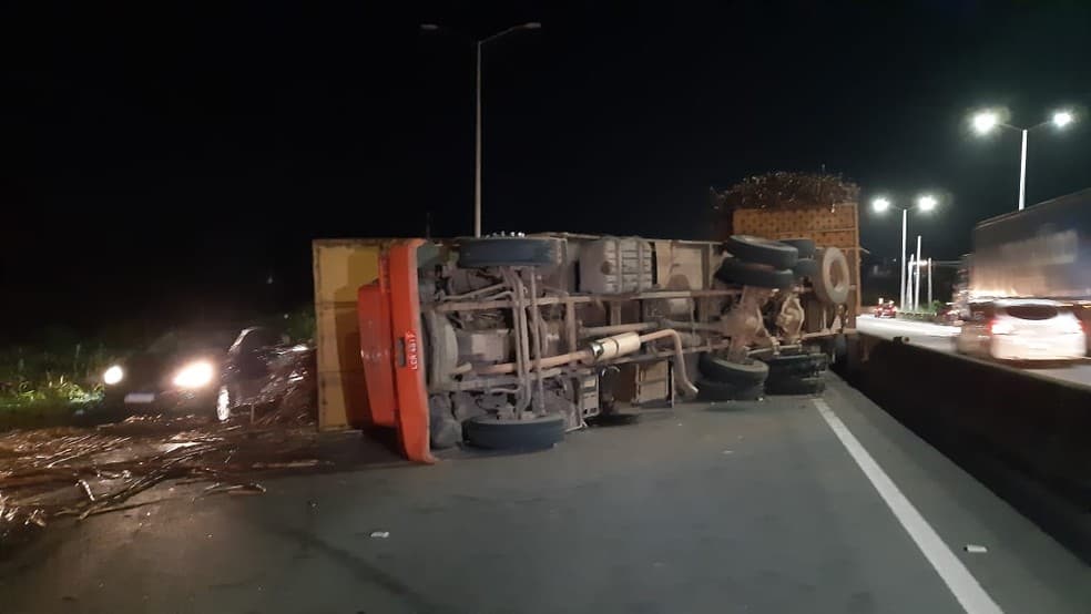 ACIDENTE: Caminhão com cana-de-açúcar tomba na BR-304 e interdita pista na Grande Natal