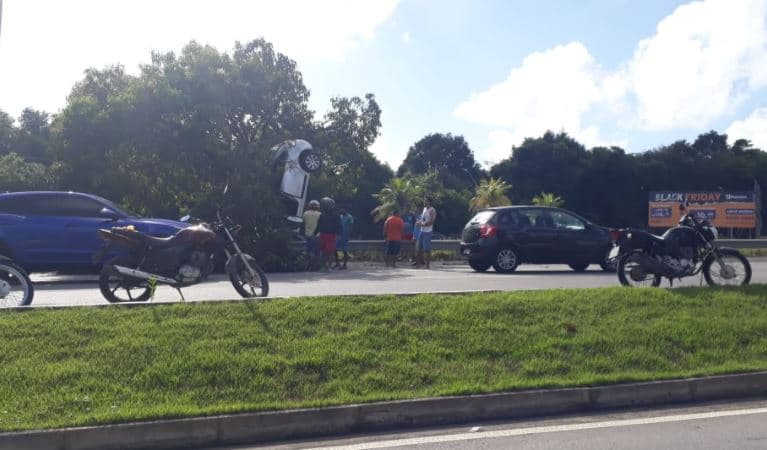 [FOTOS] ACIDENTE: Carro sai da pista e colide contra árvore em Emaús