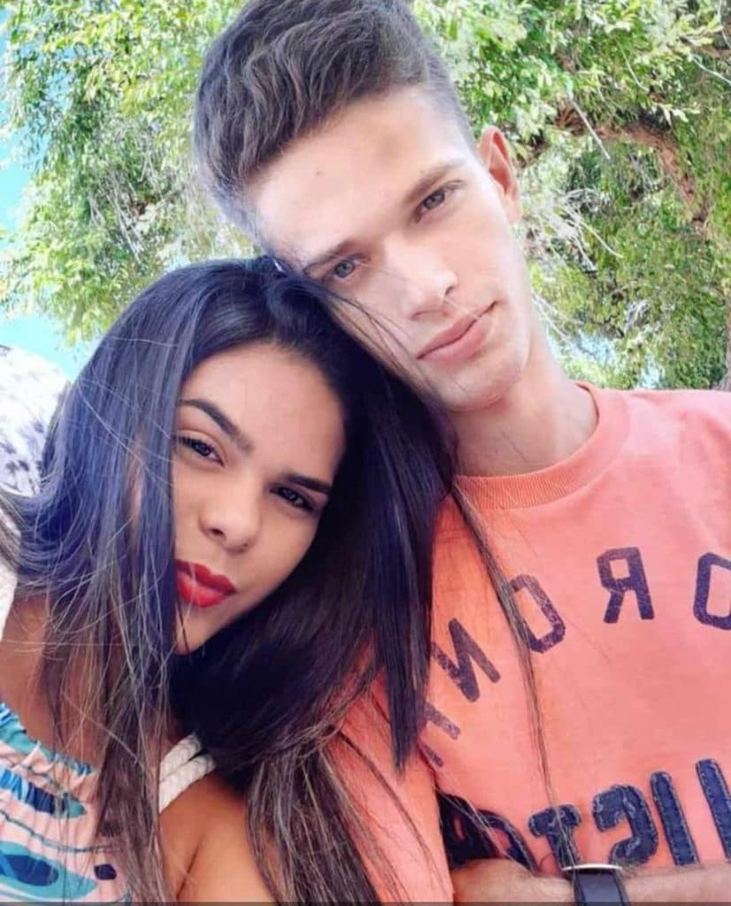 TRAGÉDIA: Casal morre em acidente de moto e policial chamado para ocorrência descobre que uma das vítimas é a própria filha