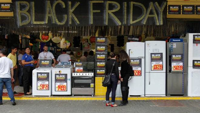 Defensoria do AM notifica comerciantes sobre racismo no termo ‘Black Friday’