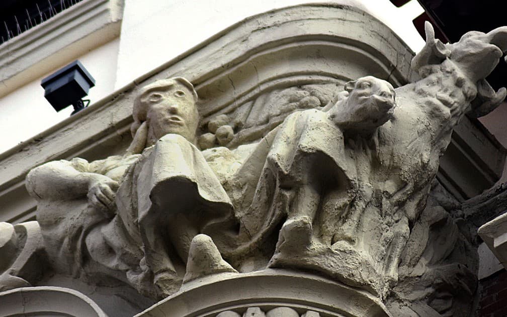 BIZARRO: Restauração mal feita deixa escultura com rosto desfigurado na Espanha