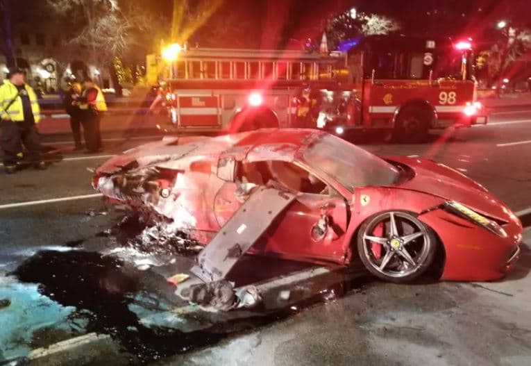 Ferrari de R$ 1,3 milhão alugada por jovens é destruída em capotamento nos EUA