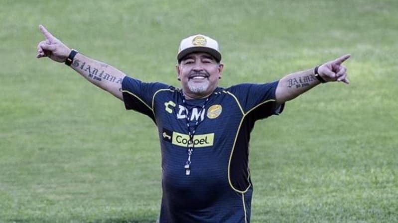 Um dos maiores jogadores de futebol de todos os tempos, Maradona morre aos 60 anos após mal súbito