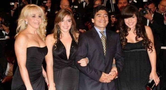 Carros de luxo, joias e imóveis: patrimônio de Maradona deve ser disputado por 11 filhos