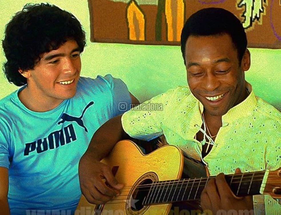 "Um dia, eu espero que possamos jogar bola juntos no céu", diz Pelé, após morte de Maradona