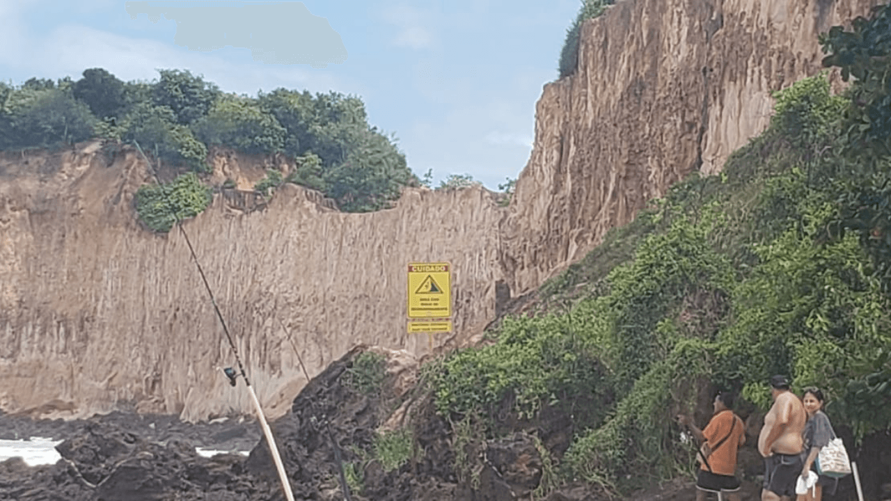 FOTOS: Semur em Parnamirim instala placas de orientação e alerta em falésias da Praia de Cotovelo