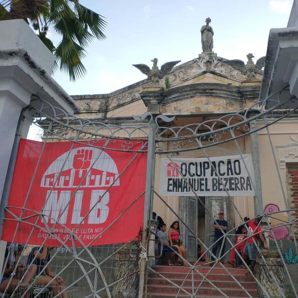 Desocupação de prédio histórico da UFRN na Ribeira autorizada pela Justiça é adiada; Comissão com representantes da UFRN, OAB e Governo buscará solução