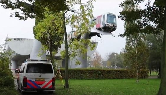 FOTOS: Trem é ‘salvo' de queda por escultura de baleia na Holanda