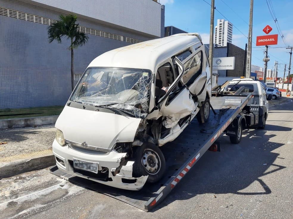 ACIDENTE: Van capota após ser atingida por reboque que se soltou de carro em avenida de Natal