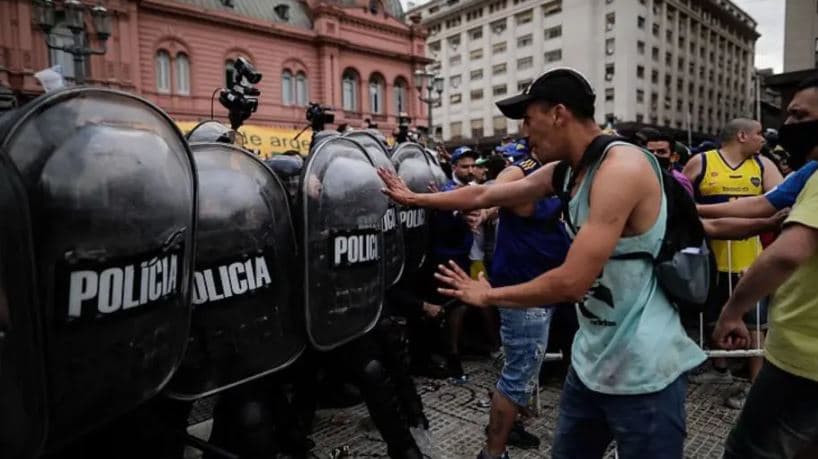 Após confusão, balas de borracha e gás lacrimogêneo, velório de Maradona termina e corpo segue para cemitério