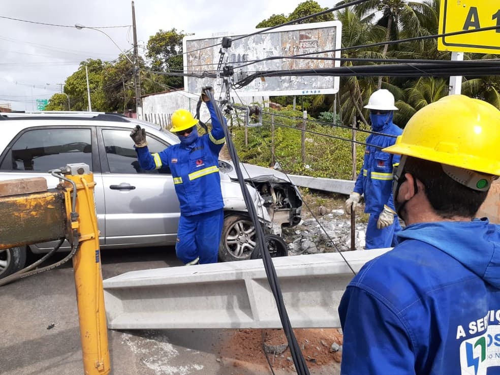 Motorista perde controle de carro, bate e derruba três postes na estrada da Redinha, em Natal