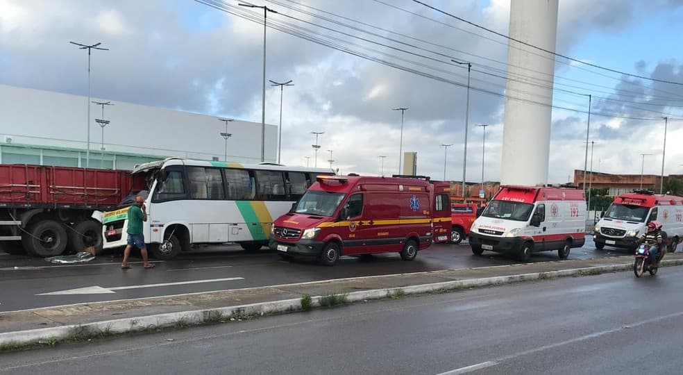 Micro-ônibus bate na traseira de caminhão na Avenida Tomaz Landim, homem fica preso às ferragens e outras 9 pessoas precisaram de atendimento médico