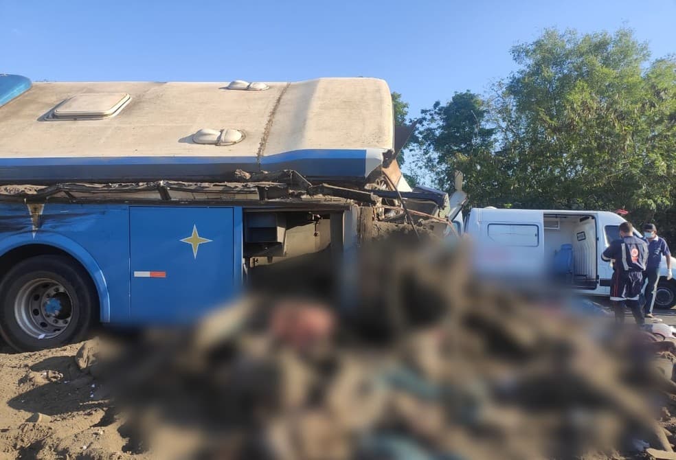 TRAGÉDIA - (FOTOS): Acidente em rodovia no interior de SP entre ônibus e caminhão provoca 41 mortes, diz PM