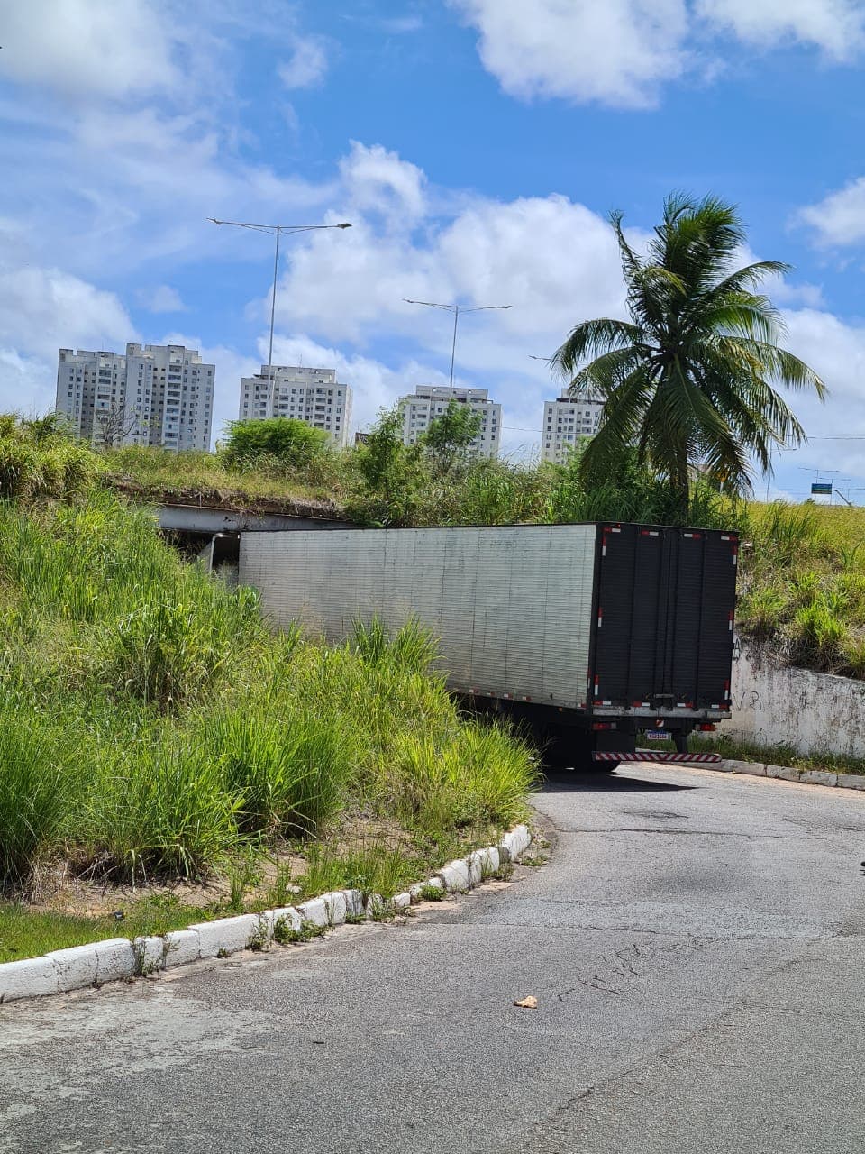 FOTOS: Mais um caminhão "entala" no túnel de Neópolis