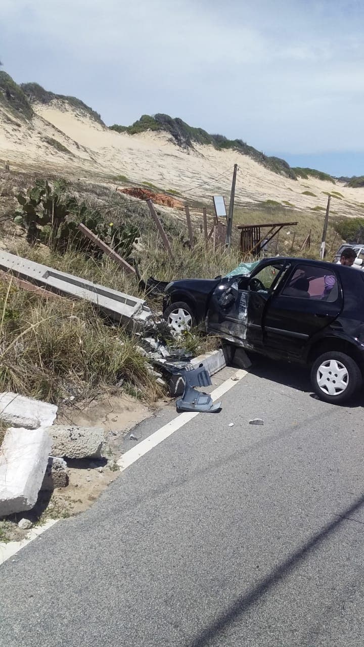 FOTOS: Carro derruba poste em acidente na Via Costeira