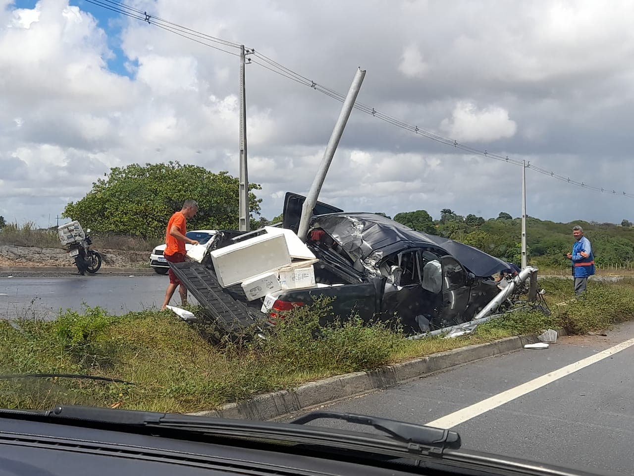 FOTO: Carro capota e derruba poste em acidente no acesso sul do aeroporto de São Gonçalo