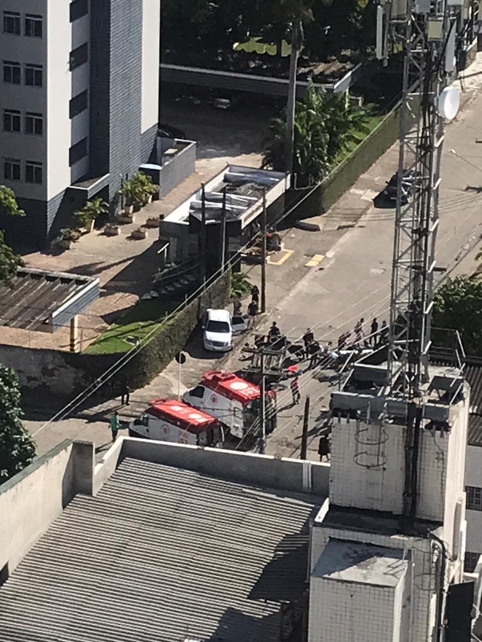 FOTO E VÍDEO: Acidente grave em Capim Macio resulta em colisões de carros e motocicleta