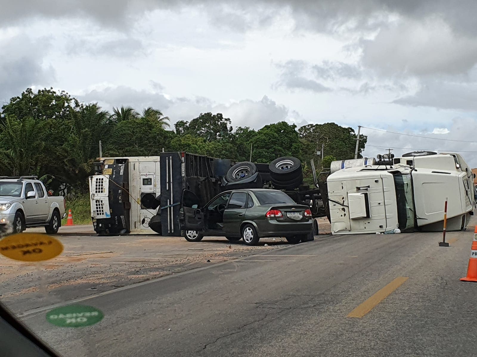 FOTO: Carreta carregada de mangas tomba em acidente BR-304 na Grande Natal