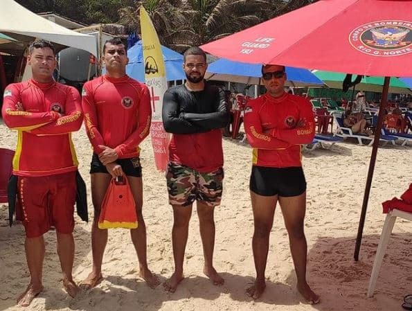 Guarda-vidas do Corpo de Bombeiros resgatam turista arrastado pela correnteza na Praia do Amor