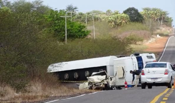 Acidente com caminhão tanque na BR-406, em Guamaré, deixa 5 pessoas feridas