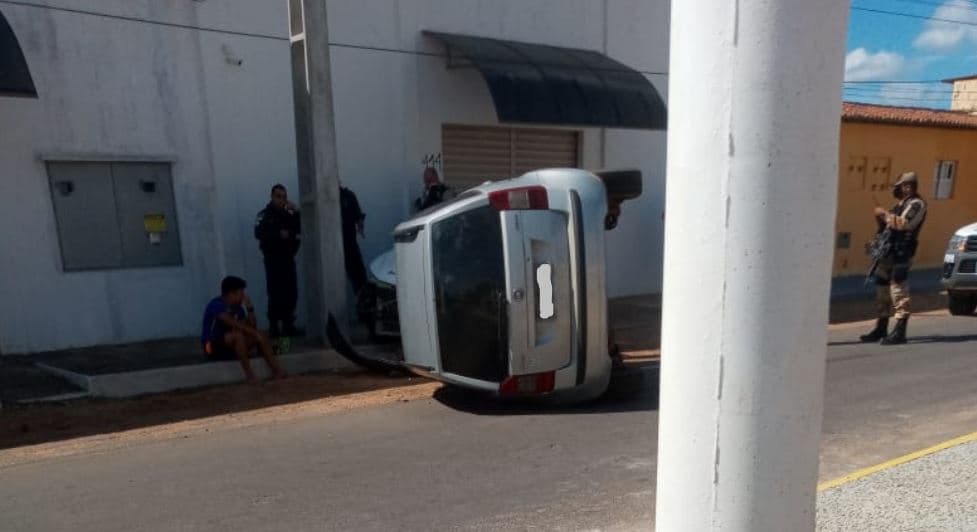 VÍDEO: Adolescente perde o controle do carro e bate em viatura da PM do RN, na cidade de Nova Cruz