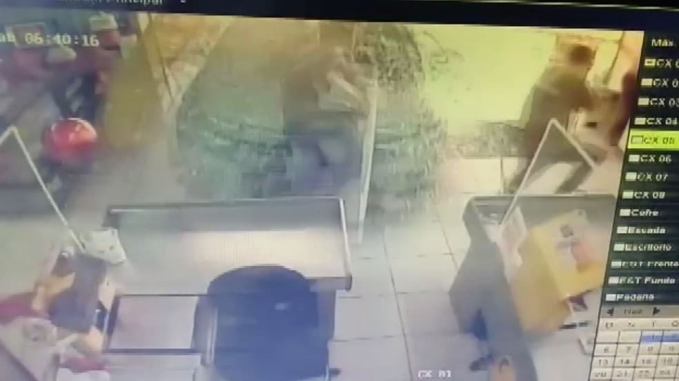 VÍDEO: Idosa passa mal, perde controle da direção do carro e invade mercado em SP