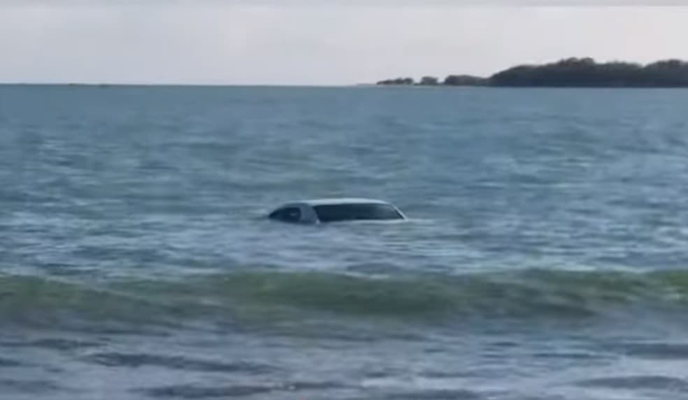 FOTOS: Carro roubado é encontrado submerso no litoral norte do RN