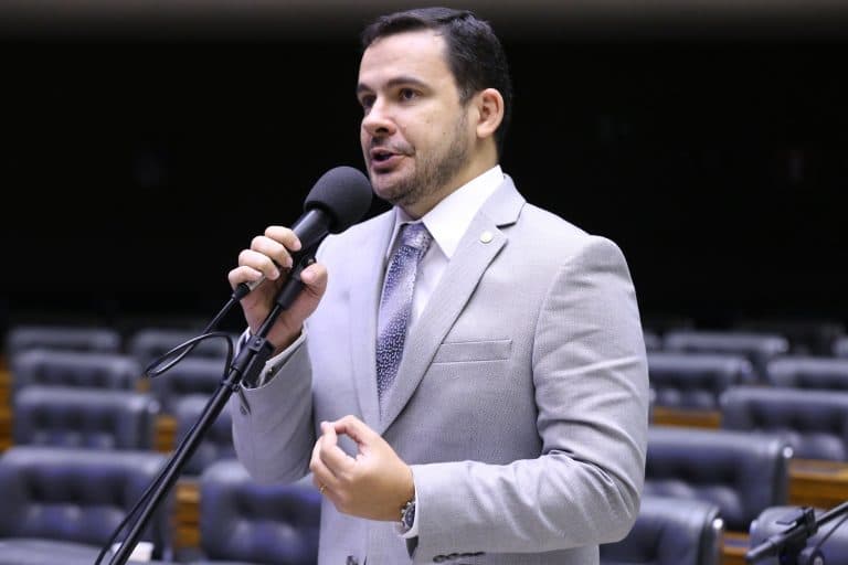Projeto permite retomar o nome e o estado civil de solteiro em caso de divórcio ou viuvez