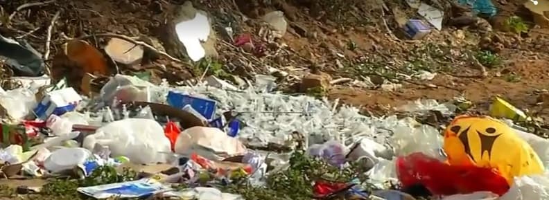 FOTOS: Garis denunciam descarte de lixo hospitalar em terreno baldio entre as avenidas da Integração e Jaguarari