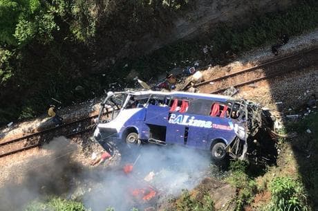 Motorista pulou e fugiu antes de ônibus cair de viaduto em Minas Gerais