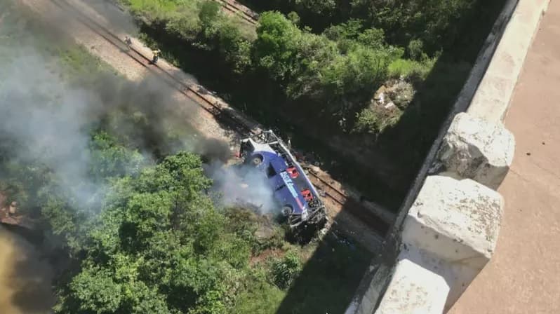FOTO: Ônibus cai de ponte em Minas Gerais e pelo menos 14 morrem