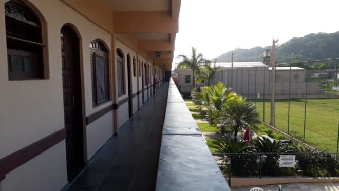Contrário à volta às aulas presenciais, sindicato vinculado à CUT reabre clube de férias
