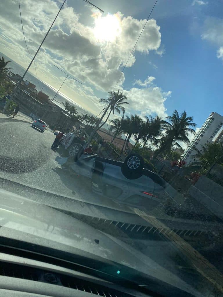 FOTO: Veículo vira na Ladeira do Sol