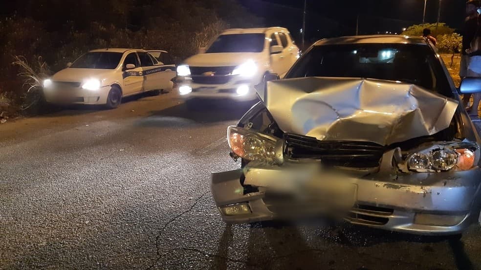 Acidente no prolongamento da Avenida Prudente de Morais deixa três pessoas feridas e taxista foge por dentro de mata