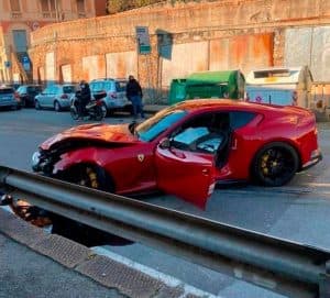 FOTO: Funcionário de lava-jato destrói Ferrari de goleiro italiano