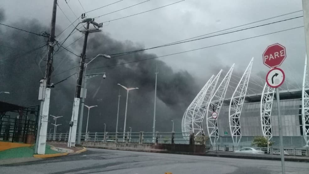 VÍDEO E FOTOS: Incêndio atinge Arena Castelão, em Fortaleza; fogo começou em uma cabine de rádio