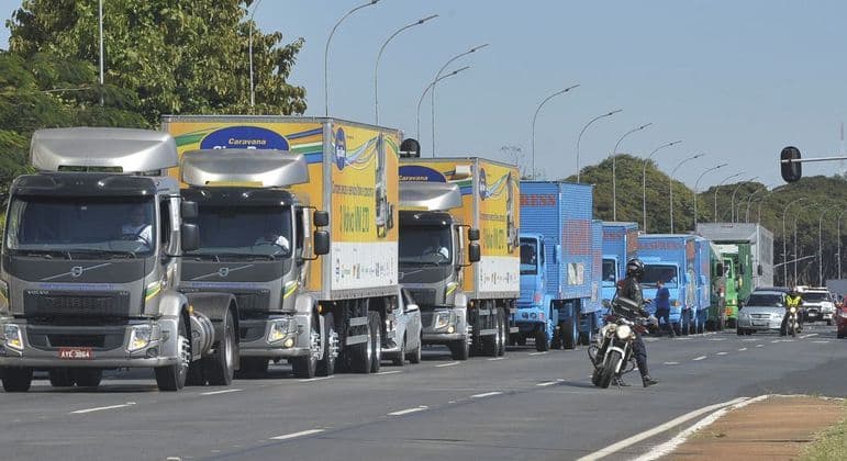 CAMINHONEIROS: Governo reajusta tabela do frete rodoviário, e anuncia que vai zerar a tarifa de importação de pneus