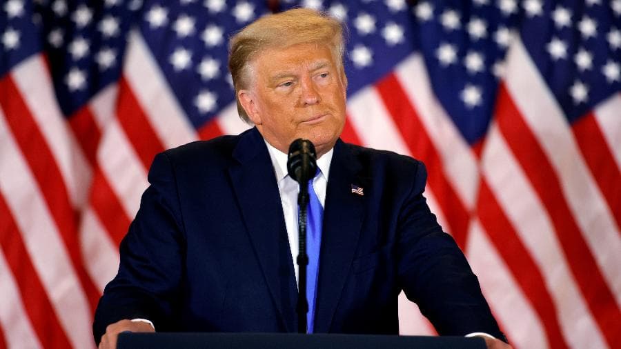 Banido do Twitter, Trump usa conta presidencial e posts são apagados